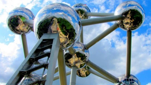 A chameleon building: The steel spheres of the Atomium are like mirrors reflecting their entire surroundings, both the sky and clouds above and the vegetation and ground below. This makes the Atomium into an interesting kind of chameleon structure that varies its look all the time and always takes on the colors of its surroundings. (piqs.de ID: bd2d810b46c2979c73e35499afff7a4c)